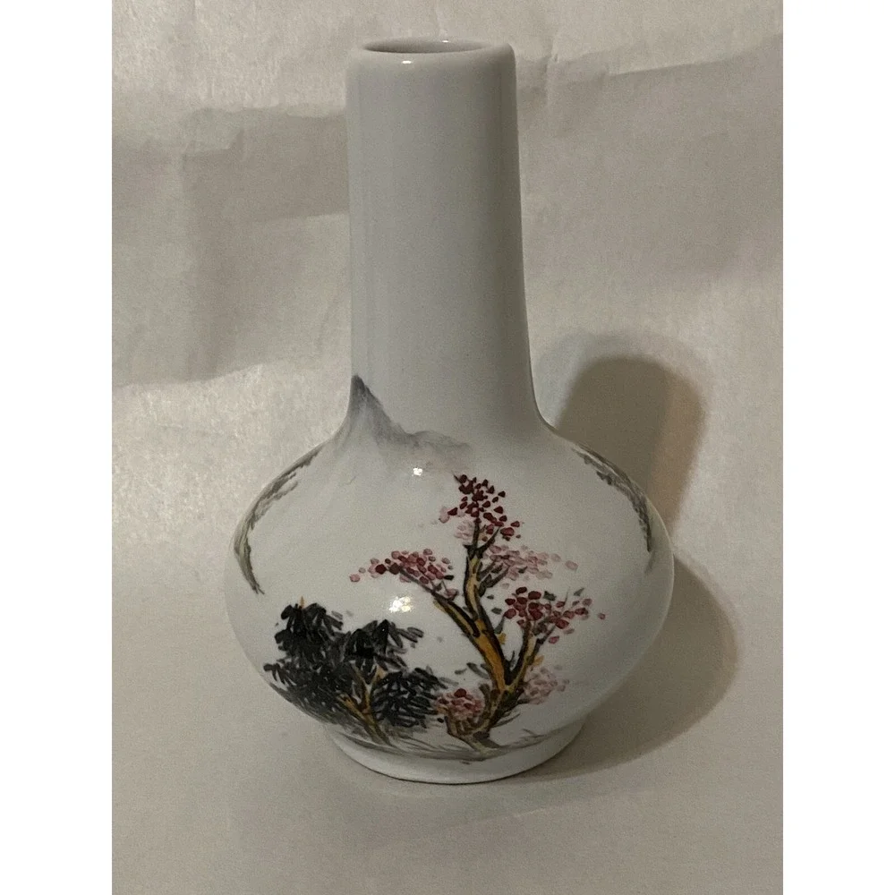 Japanese Style Vintage Vase made in Taiwan R.O.C.‎ 5.5 inches tall 3.5 wide